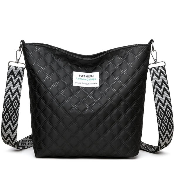 Sac à bandoulière matelassé tendance avec texture en treillis de diamant et grande capacité – Image 7