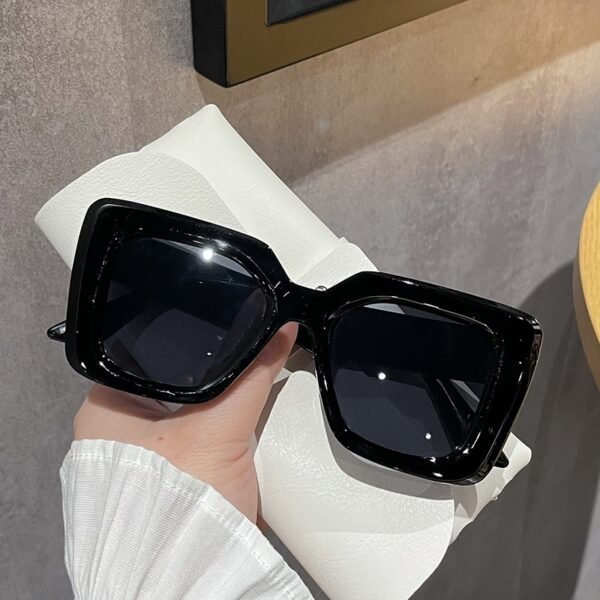 Monture noire oversize pour une touche sophistiquée