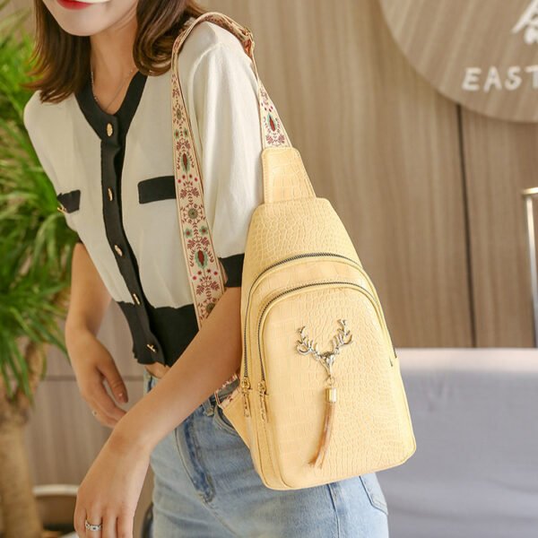 Sac bandoulière à pompon en forme de cerf pour femme, motif lettre brodée, tendance – Image 6