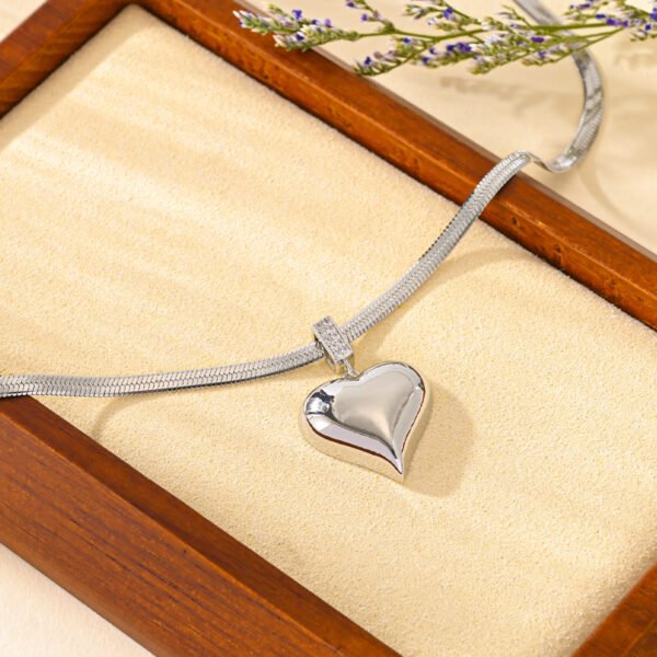 Chaîne en acier inoxydable avec pendentif en forme de cœur. – Image 2