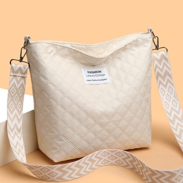 Sac à bandoulière matelassé tendance avec texture en treillis de diamant et grande capacité – Image 6