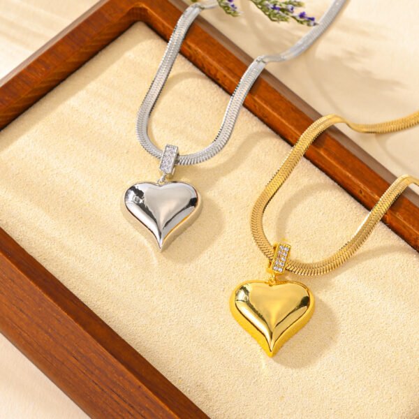 Chaîne en acier inoxydable avec pendentif en forme de cœur.