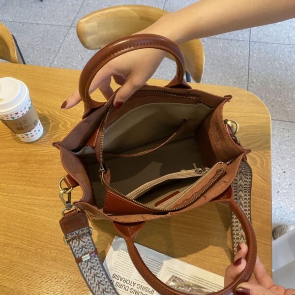 Sac à bandoulière pour femme en cuir tanné végétal, bandoulière simple, large sangle, ruban, vertical, carré – Image 8