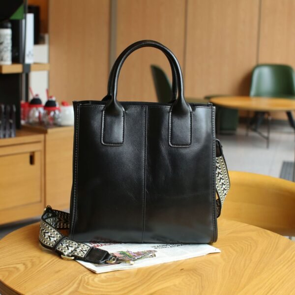 Sac à bandoulière pour femme en cuir tanné végétal, bandoulière simple, large sangle, ruban, vertical, carré – Image 4