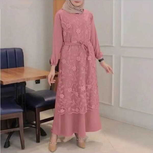 Robe musulmane à col rond et dentelle fleurie – Image 7
