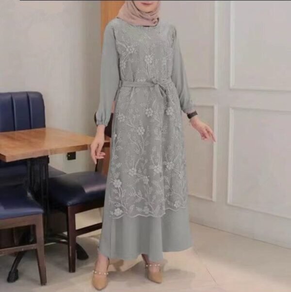 Robe musulmane à col rond et dentelle fleurie – Image 3